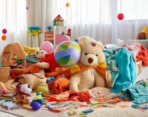 Ein Kinderzimmer, in dem überall Spielzeug verstreut ist.